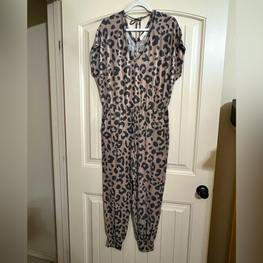 Very Soft leopard Chrysanthemum pantsuit, size Medium with pockets.